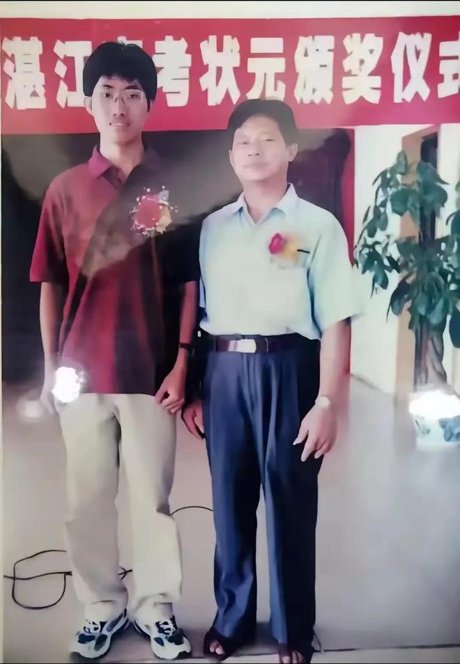 米乐M6平台：DeepSeek创始人梁文锋罕见张片和他的亲笔签名他的字写得咋样(图4)