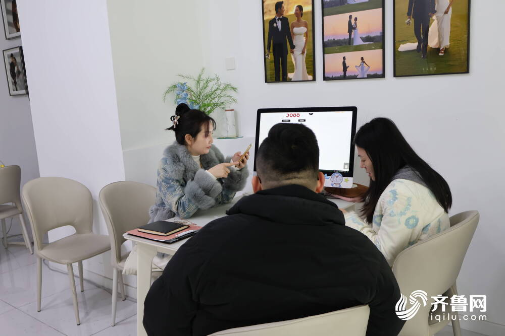 日照：新人“扎堆”领证婚姻登记处甜蜜爆棚(图1)