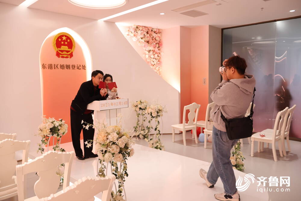 日照：新人“扎堆”领证婚姻登记处甜蜜爆棚(图2)