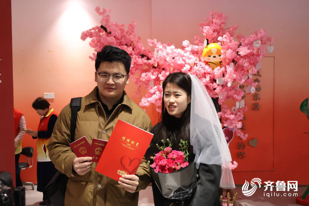 日照：新人“扎堆”领证婚姻登记处甜蜜爆棚(图3)