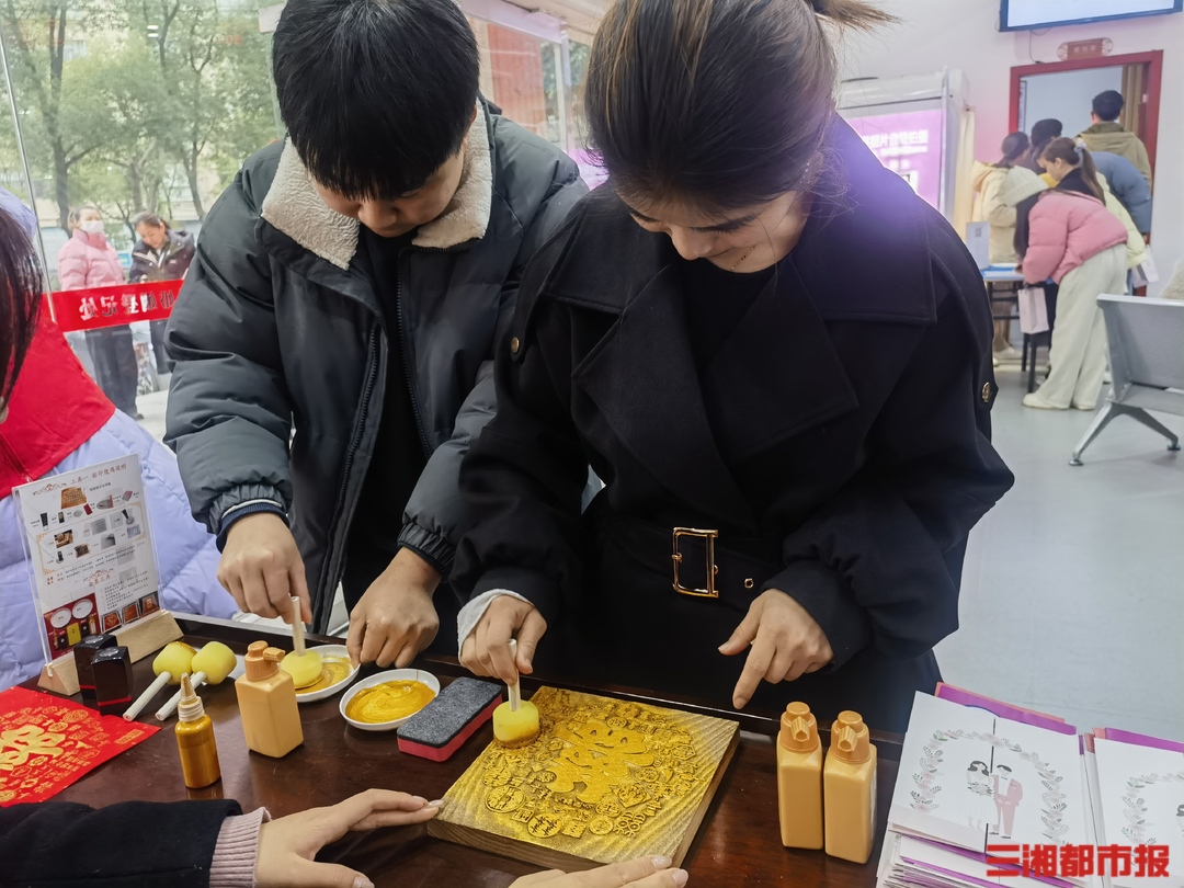 “爱一世”湖南5527对新人2月14日领证结婚(图1)