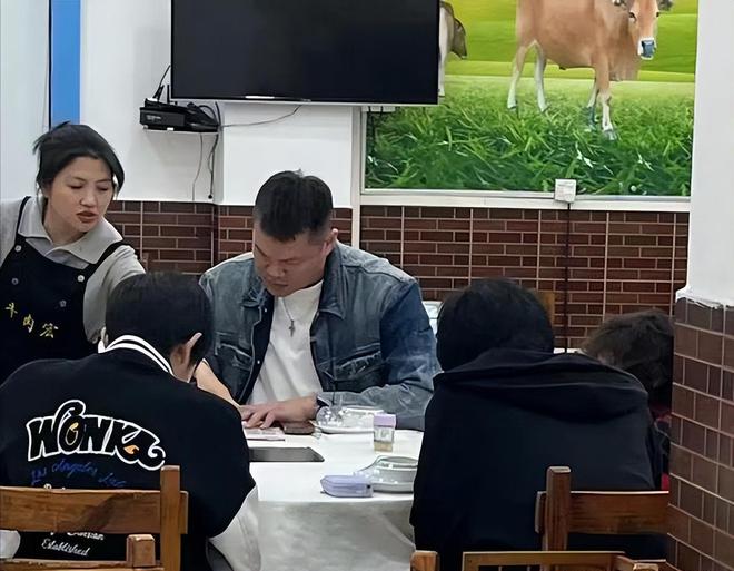 朱芳雨带3儿子吃火锅！辽篮4外逛街弗格百人追捧奥利弗一筐零食(图1)