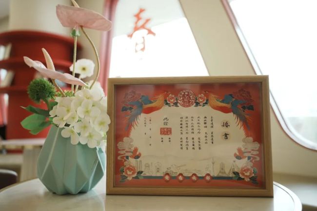 米乐M6：新人为婚书专程飞回成都领证定制版婚书超出预期(图3)
