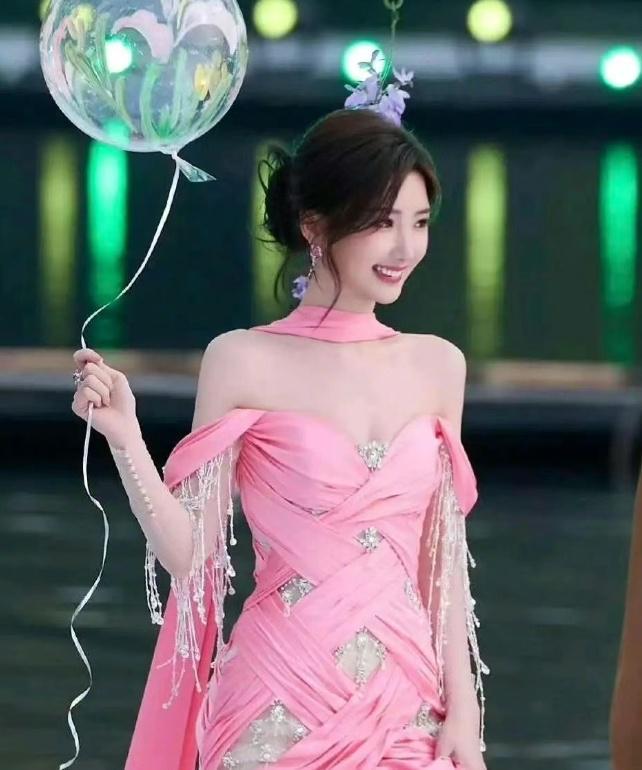 米乐M6：毛晓彤的37岁太绝了！颜值抗打身材逆天自律人生赢家(图1)