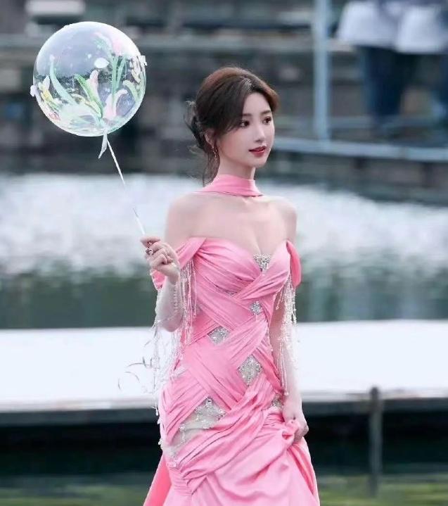 米乐M6：毛晓彤的37岁太绝了！颜值抗打身材逆天自律人生赢家(图3)