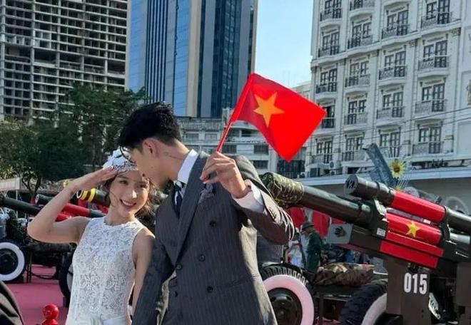 50年一遇！越南情侣拍摄特殊婚纱照(图2)