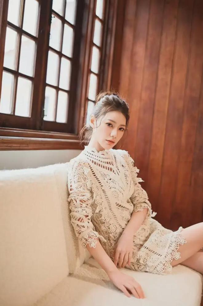 汪小菲妻子拍写真被偶遇生图被指和精修相差大个子小皮肤黑！(图2)