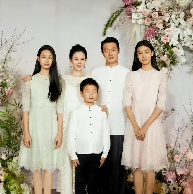 米乐M6平台：10对明星夫妻全家福照片孙俪女儿是邓超翻版陈建斌蒋勤勤好甜(图7)