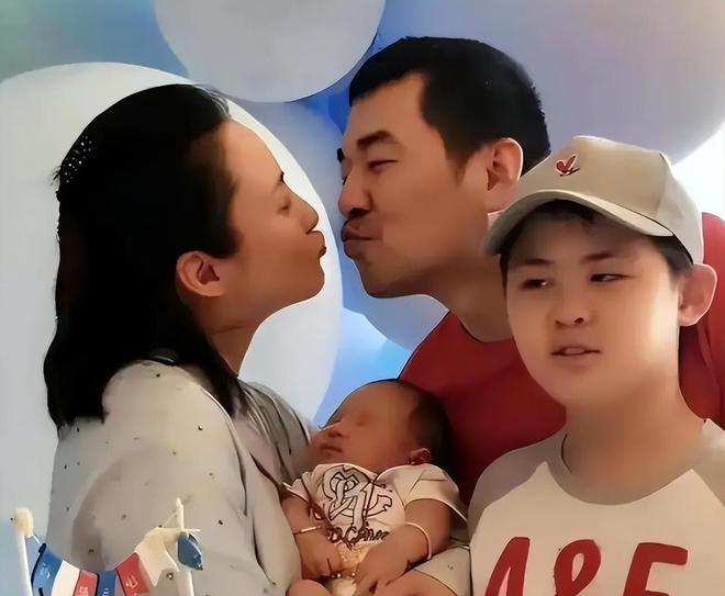 米乐M6平台：10对明星夫妻全家福照片孙俪女儿是邓超翻版陈建斌蒋勤勤好甜(图5)