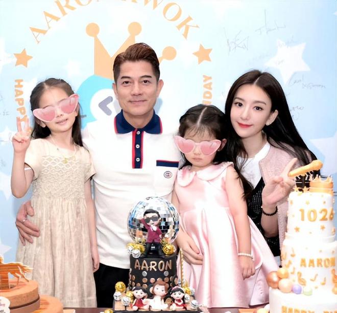 米乐M6平台：10对明星夫妻全家福照片孙俪女儿是邓超翻版陈建斌蒋勤勤好甜(图8)