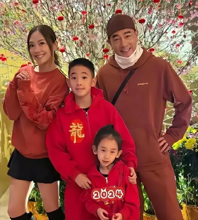 米乐M6平台：10对明星夫妻全家福照片孙俪女儿是邓超翻版陈建斌蒋勤勤好甜(图9)