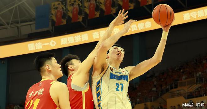 米乐M6：103：96广厦扳回一城孙铭徽装到了胡金秋真稳布朗王者归来(图5)