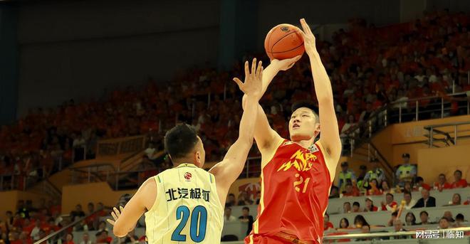 米乐M6：103：96广厦扳回一城孙铭徽装到了胡金秋真稳布朗王者归来(图4)