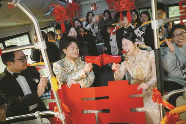 公交变婚车宁波“95后”新人创意婚礼刷屏(图1)