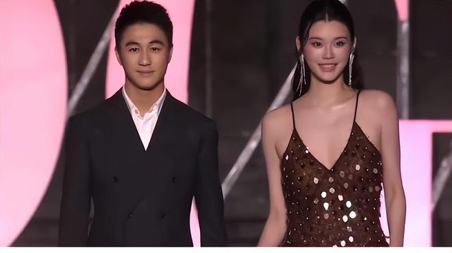 米乐M6平台：活久见奚梦瑶何猷君一起走秀又美又飒！(图1)
