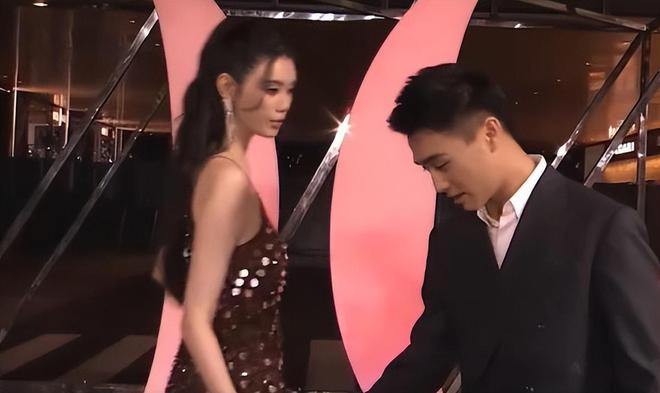 米乐M6平台：活久见奚梦瑶何猷君一起走秀又美又飒！(图3)