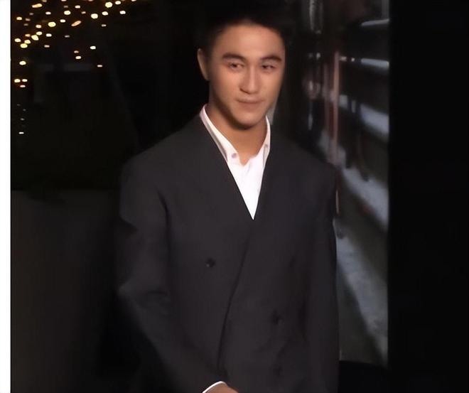 米乐M6平台：活久见奚梦瑶何猷君一起走秀又美又飒！(图4)