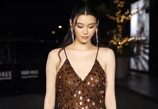 米乐M6平台：活久见奚梦瑶何猷君一起走秀又美又飒！(图5)