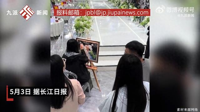 新人因婚礼插画师没档期改婚期(图1)