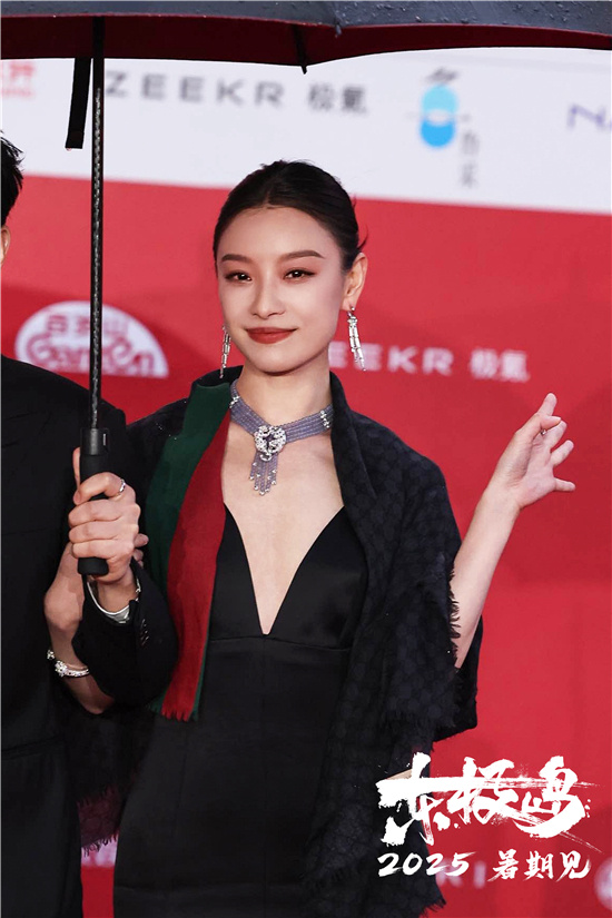 《东极岛》亮相北影节朱一龙吴磊倪妮同撑一把伞(图3)