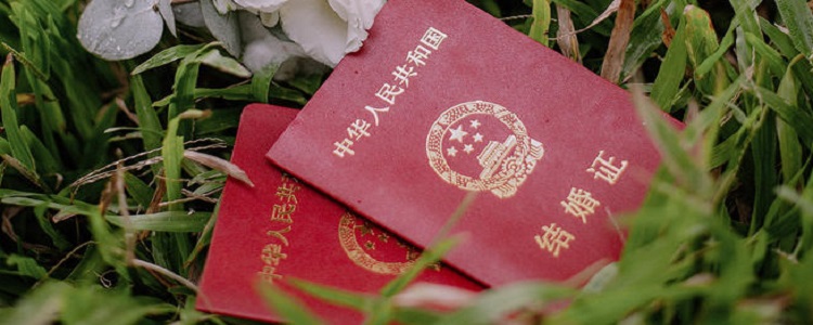 结婚证照片是自带还是现场拍(图1)