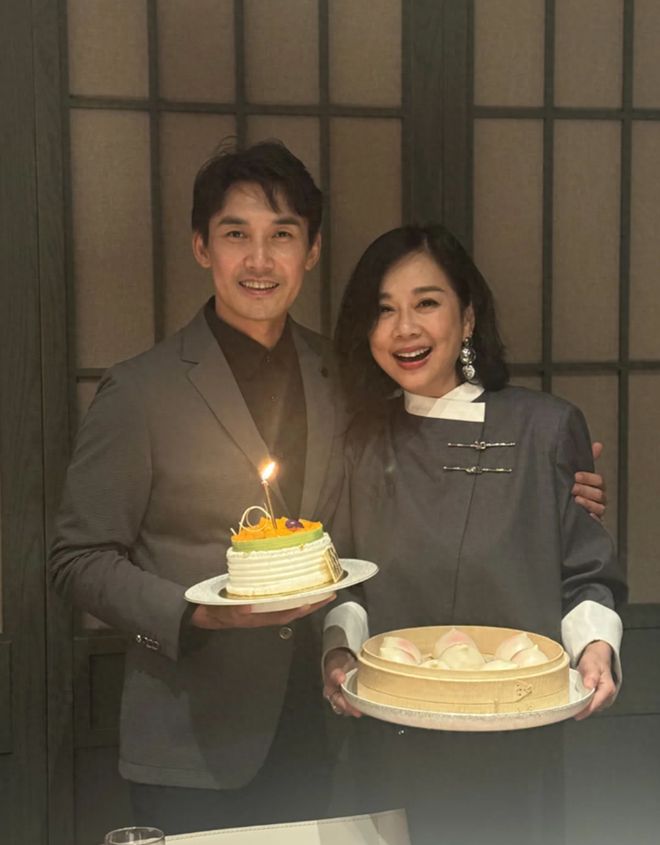 米乐M6：陈松伶为老公庆生张铎生图好显老看着与大8岁妻子像同龄人！(图1)