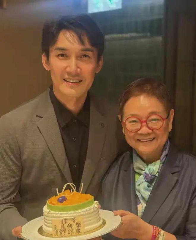 米乐M6：陈松伶为老公庆生张铎生图好显老看着与大8岁妻子像同龄人！(图2)