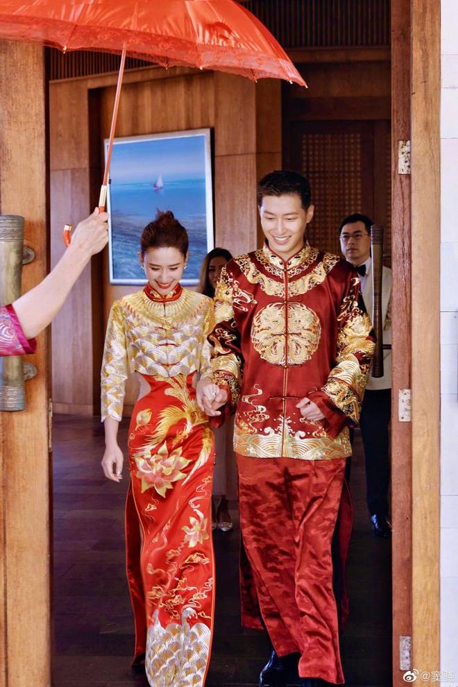 窦骁何超莲公开婚礼照片中式礼服男帅女美双方家长见证幸福(图3)