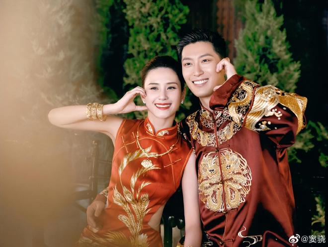 窦骁何超莲公开婚礼照片中式礼服男帅女美双方家长见证幸福(图2)
