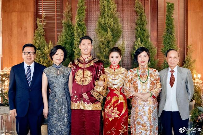 窦骁何超莲公开婚礼照片中式礼服男帅女美双方家长见证幸福(图5)