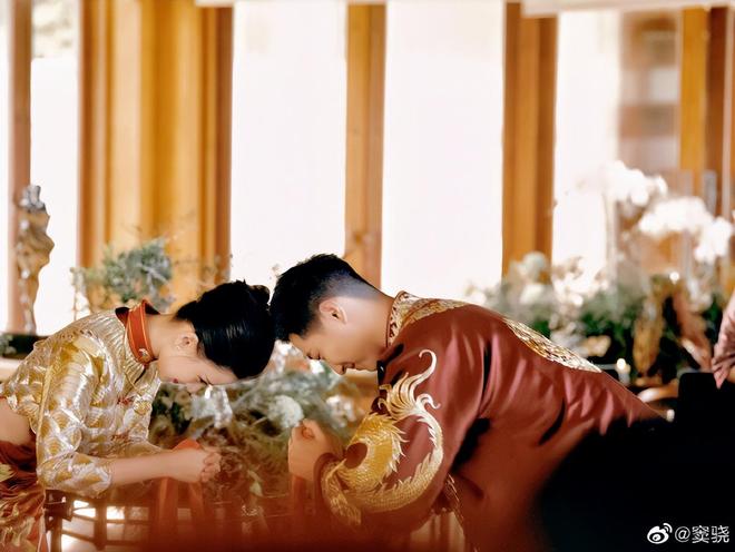 窦骁何超莲公开婚礼照片中式礼服男帅女美双方家长见证幸福(图4)