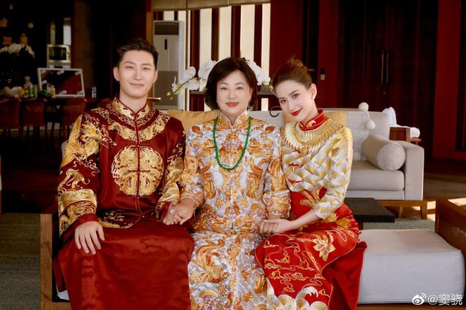 窦骁何超莲公开婚礼照片中式礼服男帅女美双方家长见证幸福(图6)