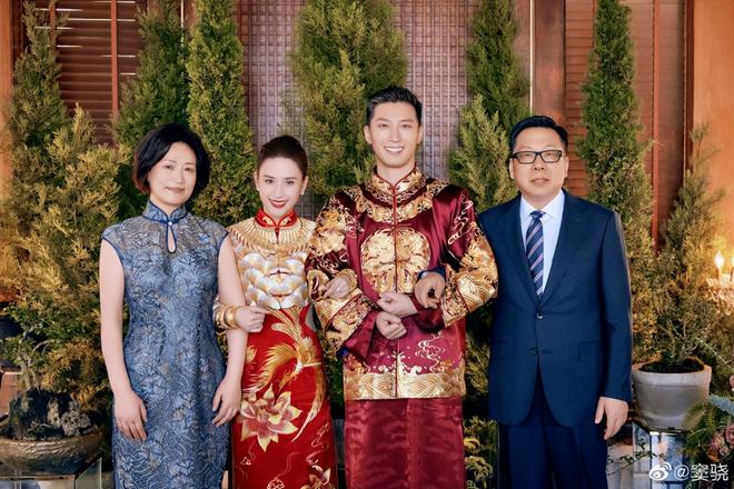 窦骁何超莲公开婚礼照片中式礼服男帅女美双方家长见证幸福(图7)