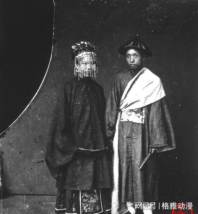 米乐M6平台：晚清老照片新婚夫妻合影新郎表情紧张囚徒跪在衙门里生无可恋(图1)