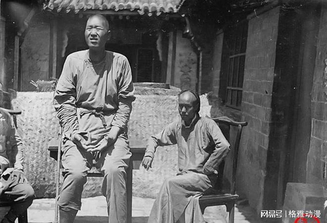 米乐M6平台：晚清老照片新婚夫妻合影新郎表情紧张囚徒跪在衙门里生无可恋(图2)