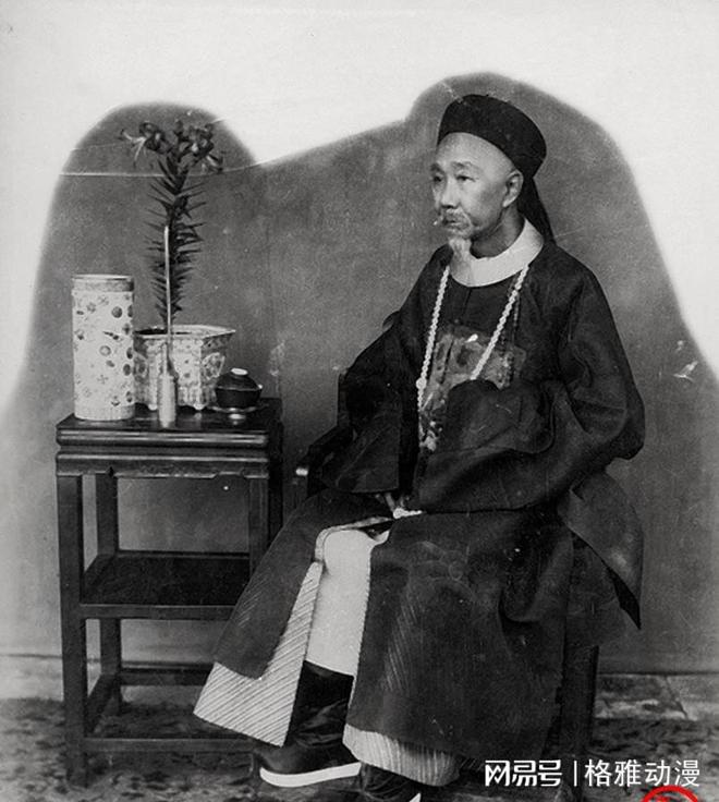 米乐M6平台：晚清老照片新婚夫妻合影新郎表情紧张囚徒跪在衙门里生无可恋(图4)