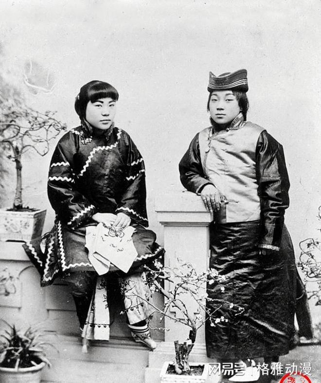 米乐M6平台：晚清老照片新婚夫妻合影新郎表情紧张囚徒跪在衙门里生无可恋(图5)