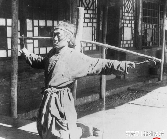 米乐M6平台：晚清老照片新婚夫妻合影新郎表情紧张囚徒跪在衙门里生无可恋(图7)