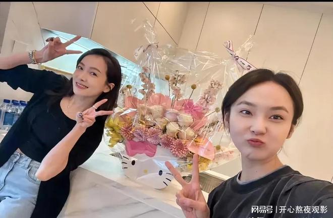 米乐M6：绿植红酒闺蜜趴！唐艺昕吊带抢镜三姐妹月聚两次感情太顶了(图2)