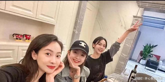 米乐M6：绿植红酒闺蜜趴！唐艺昕吊带抢镜三姐妹月聚两次感情太顶了(图1)
