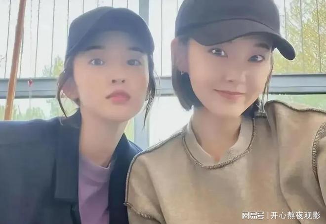 米乐M6：绿植红酒闺蜜趴！唐艺昕吊带抢镜三姐妹月聚两次感情太顶了(图4)