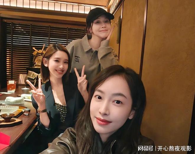 米乐M6：绿植红酒闺蜜趴！唐艺昕吊带抢镜三姐妹月聚两次感情太顶了(图5)