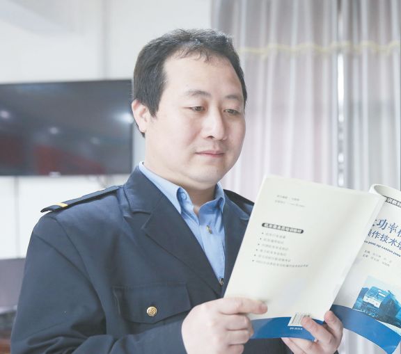 《见证》和劳模共进步与工运同成长(图3)
