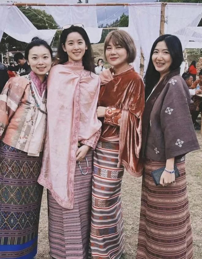 章泽天和闺蜜上山祈福身形消瘦才90多斤不带孩子玩得超开心(图1)