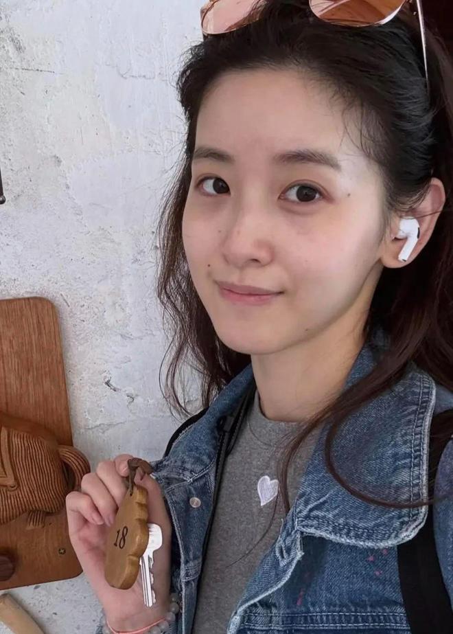 章泽天和闺蜜上山祈福身形消瘦才90多斤不带孩子玩得超开心(图10)