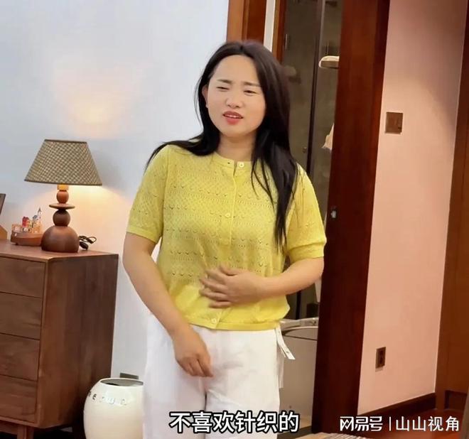 小凤试穿金哥买的衣服秒变“灾难现场”网友：金哥做了冤大头(图4)