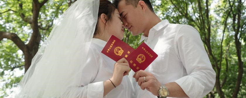 米乐M6：结婚证照片一定要男左女右吗(图1)