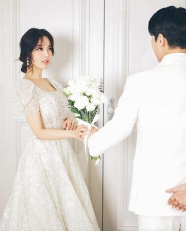 AOA的她要结婚了！宠溺婚纱照曝光「紧牵老公的手」：未来一起走(图1)