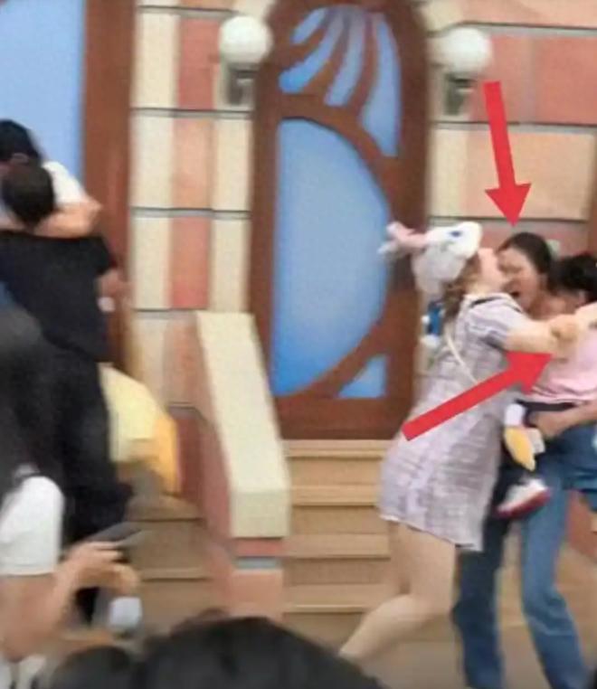 通报来了！迪士尼打架目击者发声情侣被骂被打孩子最无辜(图1)