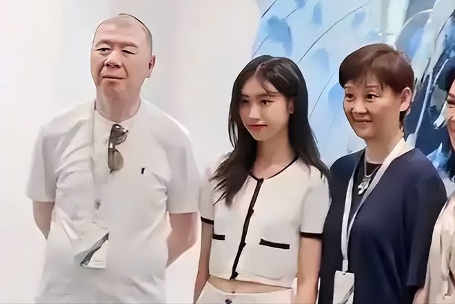 冯小刚：年轻时管不住下半身如今让18岁的养女买了单他后悔吗(图1)